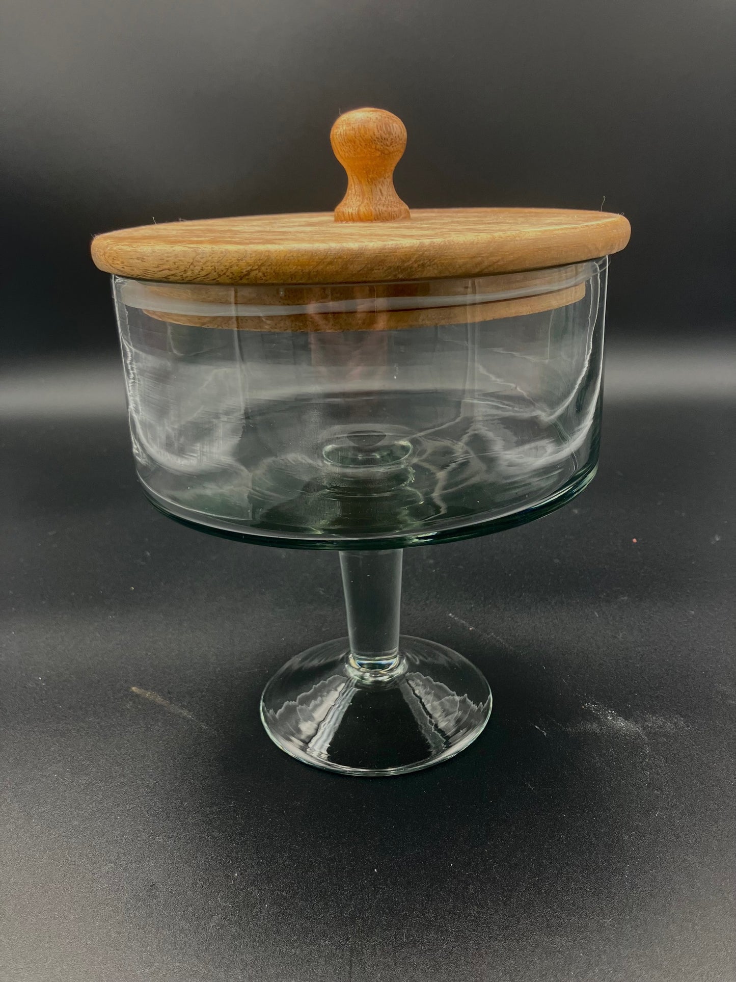 SM. PEDESTAL GLASS JAR WITH WOOD TOP - CLEAR / NATURAL